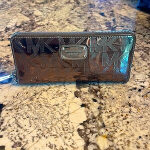 Michael Kors women’s wallet. Very good pre loved condition. Neat & clean.